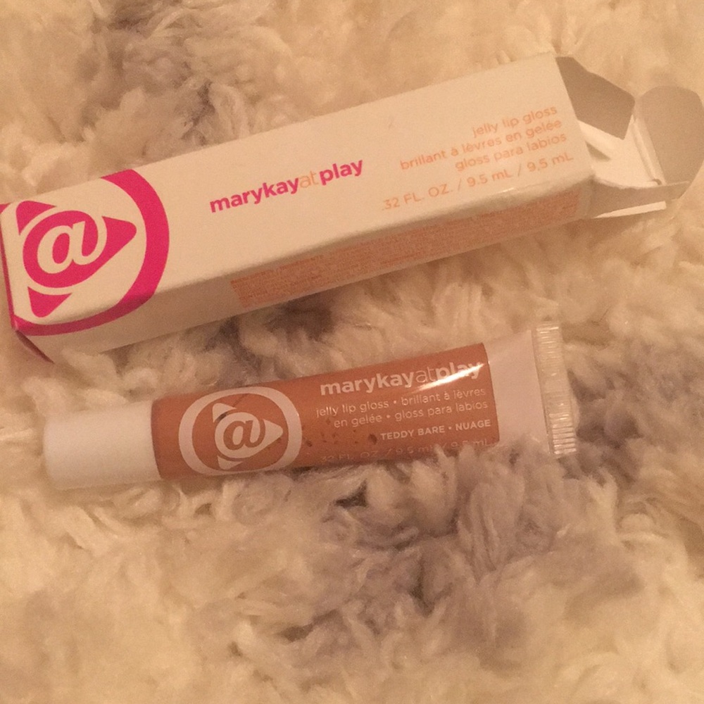 Mary Kay @ play lip gloss in “teddy bare”